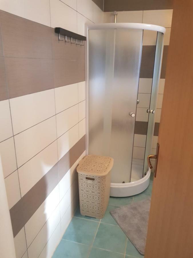 Apartmani Andrej Udbina Екстериор снимка