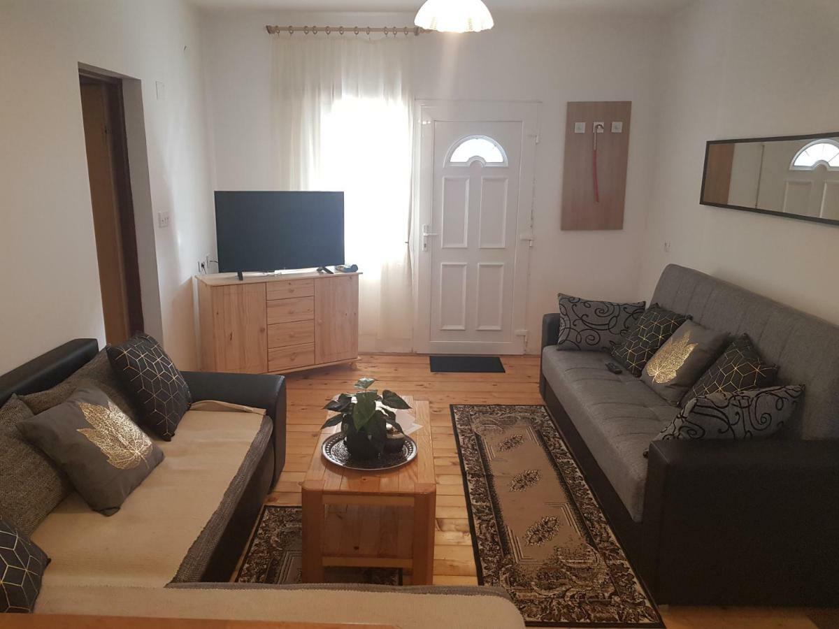Apartmani Andrej Udbina Екстериор снимка