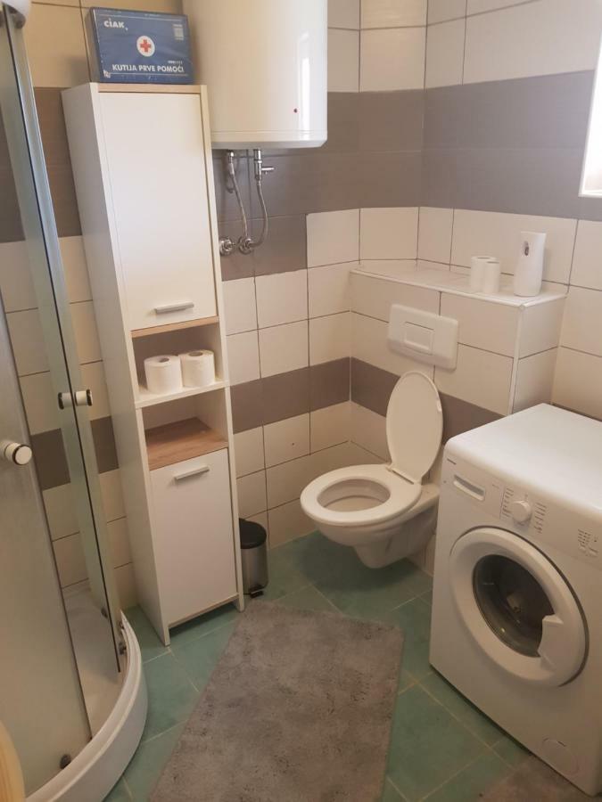 Apartmani Andrej Udbina Екстериор снимка