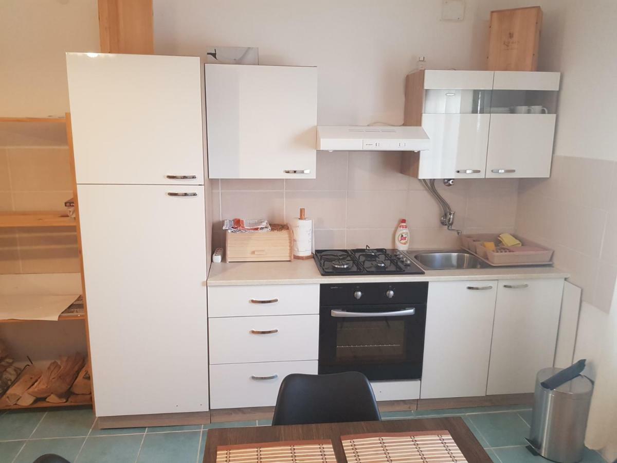 Apartmani Andrej Udbina Екстериор снимка