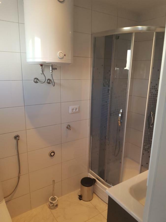 Apartmani Andrej Udbina Екстериор снимка