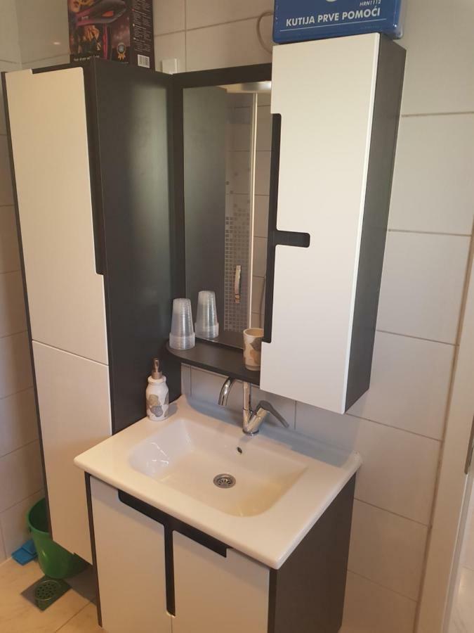 Apartmani Andrej Udbina Екстериор снимка