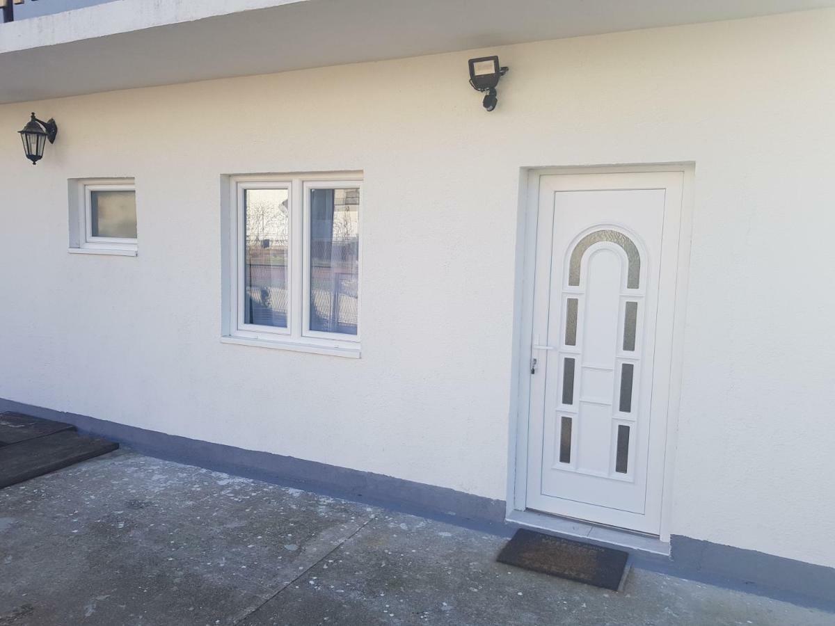 Apartmani Andrej Udbina Екстериор снимка