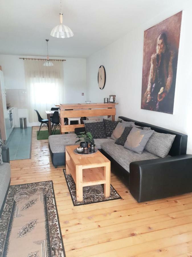 Apartmani Andrej Udbina Екстериор снимка