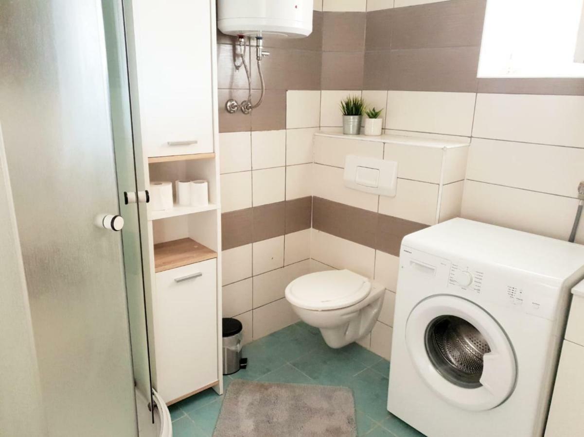 Apartmani Andrej Udbina Екстериор снимка