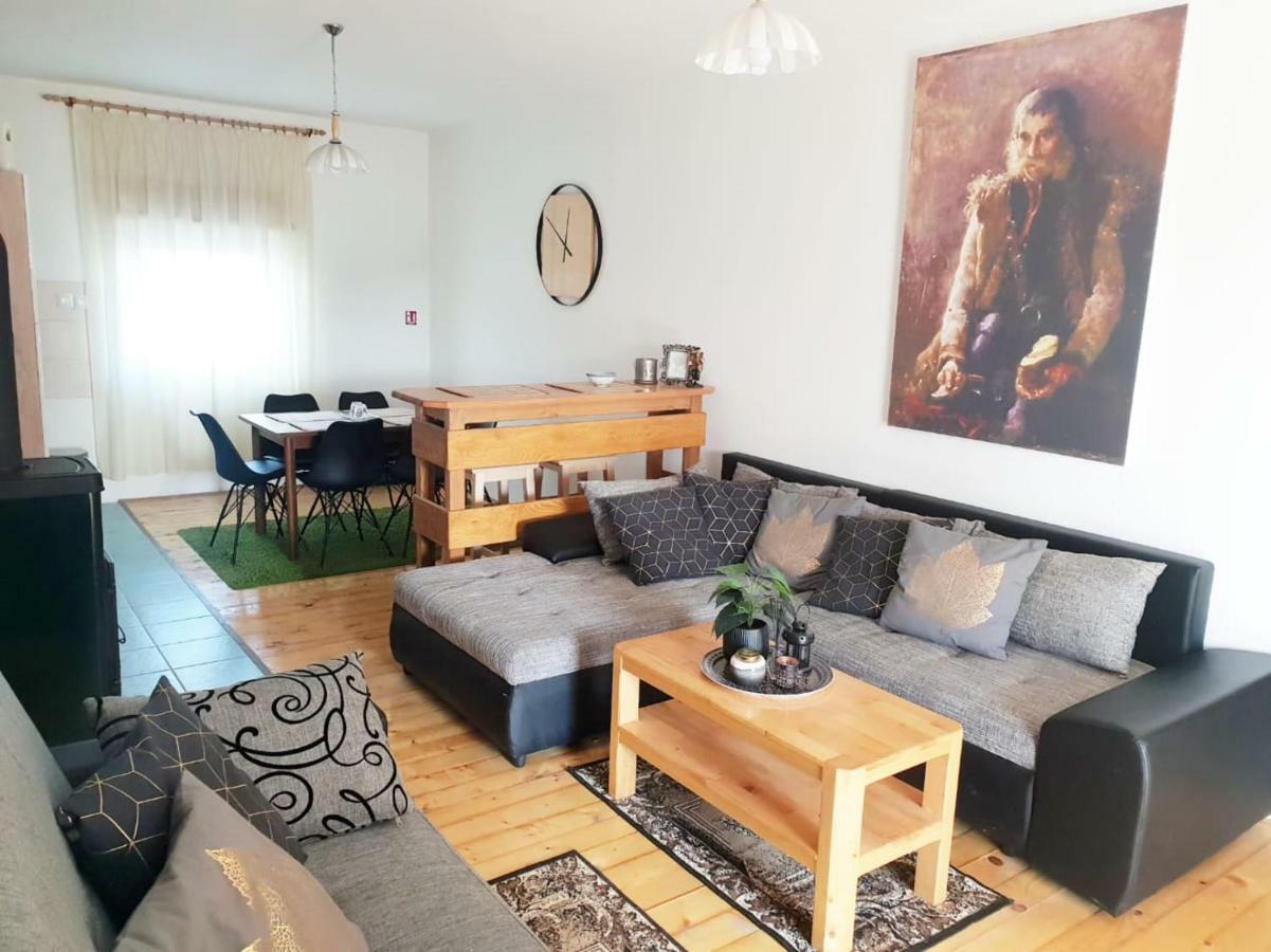 Apartmani Andrej Udbina Екстериор снимка